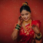 Akshaya Deodhar Instagram - पारंपारिक दागिने आणि @ssnagarkarjewellers_official यांचे दागिने नाही असं होईलच कसं! माझा हा पारंपारिक लुक पुर्ण होण्यात सर्वात महत्वाचे होते ते दागिने. आणि मला अगदी हवे ते आणि हवे तसे पारंपारिक ते modern type चे दागिने एस एस नगरकर ज्वेलर्सच्या दालनात मिळाले.✨ Thank you so much @ssnagarkarjewellers_official & @prasad.nagarkar for the beautiful jewellery. 🤗 . Jewellery: @ssnagarkarjewellers_official @prasad.nagarkar Akshaya’s Saree: @saudamini_handloom Akshaya’s Saree draping: @anaghakumbhr Blouse: @nishfash_design_studio Akshaya’s Jutti: @chaljutti.official @amru_tak Akshaya’s Hair: @komalpashankar_makeupartist Akshaya’s Makeup: @madhurikhese_makeupartist Akshaya’s Styling: @anaghaghaisas Photos by @girish_katkar_photography Wedding decor & management @a3eventsandmedia Wedding planner @bhagatamol Location- @siddhigardensandbanquets Managed by @wechitramedia @n.i.d.s_ @amolghodake_ . #AkshayaHardeek #AkshayaDeodhar #HardeekJoshi #AHa