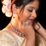Akshaya Deodhar Instagram – कोजागिरी पौर्णिमा❤️🌙 

Makeup @visagemakeover
Hair @balikatandale.makeupartist
Saree by @karigaree_handmade 
Blouse by @outlookfashionhouse 
Jewellery by @chandrakalm_jewellery 
Photography @rvphotography78
Socials & PR by @wechitramedia @n.i.d.s_ 
.
#AkshayaDeodhar #AHA #Blessed #Kojagiri