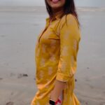 Akshaya Deodhar Instagram - Hum Jo Chalne Lage…❤️✨ . . . . . #reelsinstagram #dapoli #beachlife #akshayadeodhar