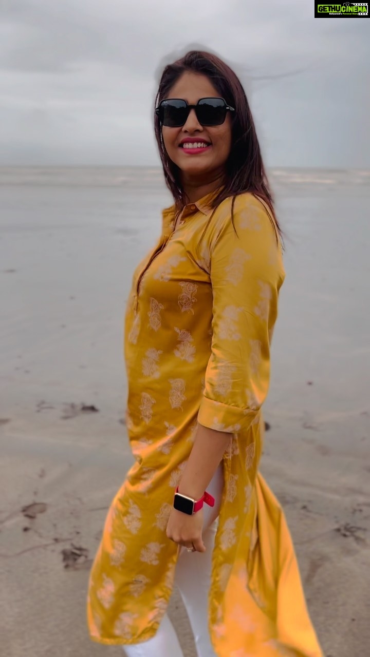 Akshaya Deodhar Instagram - Hum Jo Chalne Lage…❤️✨ . . . . . #reelsinstagram #dapoli #beachlife #akshayadeodhar