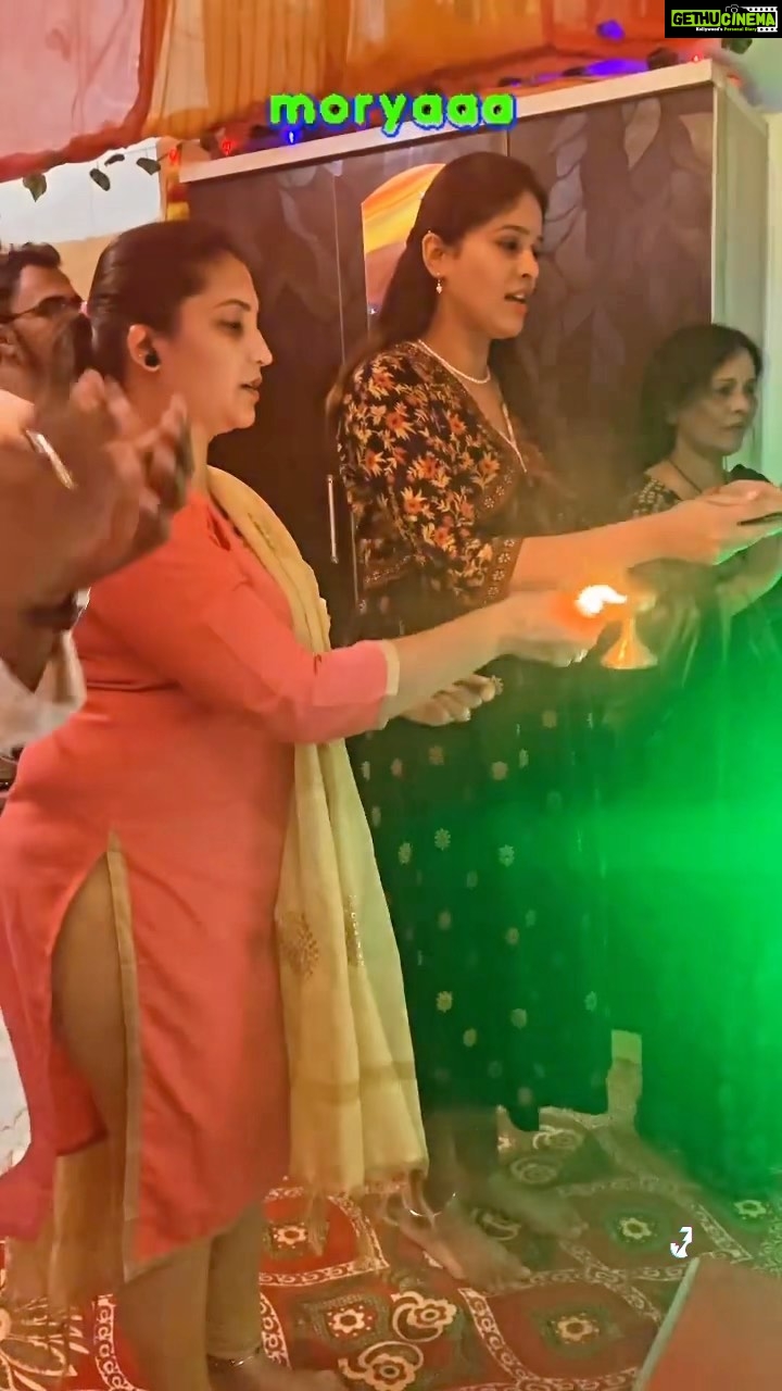 Akshaya Deodhar Instagram - Ganpati Bappa Moraya… Pudhchya Varshi Laukar Ya..!♥️ . . Follow me on @josh.marathi @officialjoshapp for more exclusive videos. . . #AkshayaDeodhar #Josh #joshappofficial #JoshApp #JoshMarathi