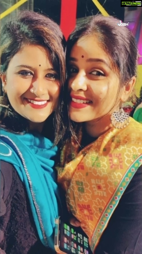 Akshaya Deodhar Instagram - We’ve laugh at the dumbest jokes… We’ve share craziest ideas… We’ve been with each other through thick and thin… And we will continue to be that to each other.❤️ And a fun fact- When we met for the first time we were crazy for each other, & I am glad that we maintained that craziness till now!🤭 Cheers to many more birthdays and happy occasions. Happiest Birthday Darling!❤️ I love you @manasikanetkar . . . . . . Follow me on @josh.marathi @officialjoshapp for more exclusive videos. . . #AkshayaDeodhar #Josh #joshappofficial #JoshApp #JoshMarathi