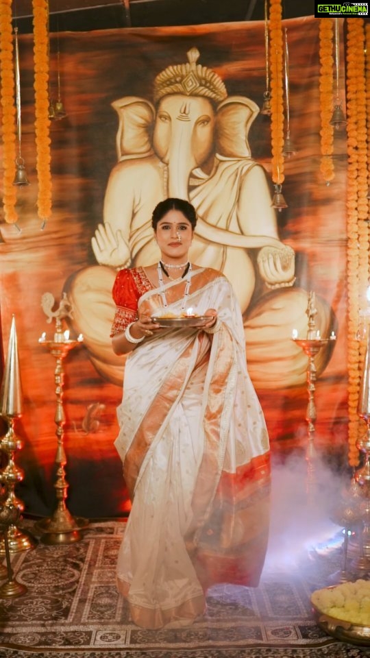 Akshaya Deodhar Instagram - गजवदना तु सुखकर्ता.. गजवदना तु दु:खहर्ता.. गजवदना मोरया.. मोरया… सूर निरागस हो.. गणपती सूर निरागस हो.. In frame @akshayaddr Location @kalasystudios @amru_tak Photography @niraj_sarda Video @prathamesh__kale_photography Decor @the_lounge_productions @sumeet_shinde79 Artistic Backdrop @artsynovabydamini Makeup @madhurikhese_makeupartist Hair - @komalpashankar_makeupartist Jewellery- @grand_rental_boutique Outfit @saudamini_handloom Blouse @nishfash_design_studio Drape @nilam_1687 #reelsinstagram #reelsviral #trendingnow #reelsviral #reelsvideo #ganpati #ganesha #decor #decoration #maharashtra #maharashtrianculture #tradition #culture #bappa #bappamorya #marathicelebs #akshayadeodhar #tujhyatjeevrangala #instagood #instagram #studio #studiospace #pune #kothrud #punecity #PrimeReels