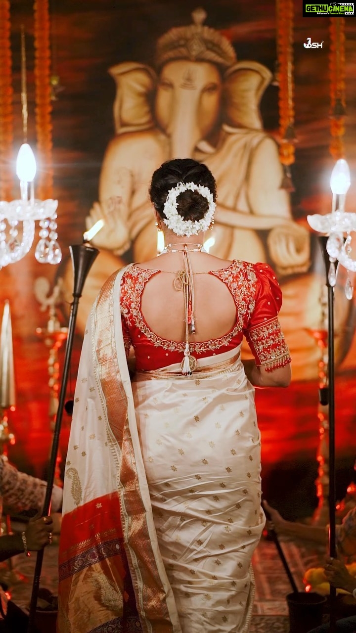 Akshaya Deodhar Instagram - 🙏🏻✨♥️ . Location @kalasystudios , @amru_tak Photography @niraj_sarda Video @prathamesh__kale_photography Decor @the_lounge_productions Artistic Backdrop @artsy_novas Makeup @madhurikhese_makeupartist Saree @saudamini_handloom Jewellery- @grand_rental_boutique Hair - @komalpashankar_makeupartist Blouse- @nishfash_design_studio . . . Follow me on @josh.marathi @officialjoshapp for more exclusive videos. #AkshayaDeodhar #Josh #joshappofficial #JoshApp #JoshMarathi