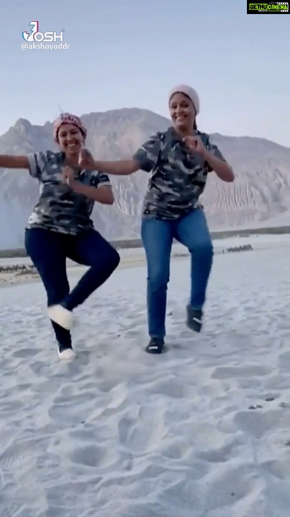Akshaya Deodhar Instagram - We know we’re crazy… but we like to prove it every time!😂 @muktalele . . . . Follow me on @josh.marathi @officialjoshapp for more exclusive videos. . . #AkshayaDeodhar #Josh #joshappofficial #JoshApp #JoshMarathi