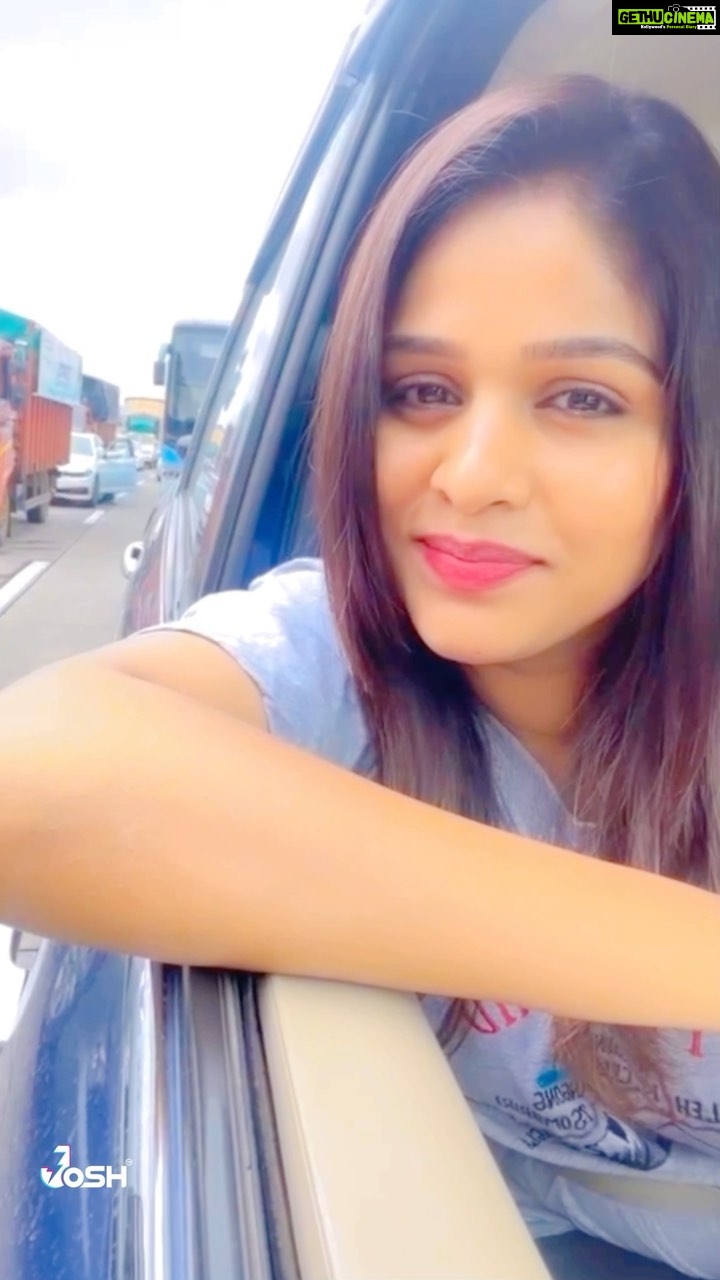 Akshaya Deodhar Instagram - Relatable enough?🙄 #trafficscenes . . . . Follow me on @josh.marathi @officialjoshapp for more exclusive videos. . . #AkshayaDeodhar #Josh #joshappofficial #JoshApp #JoshMarathi