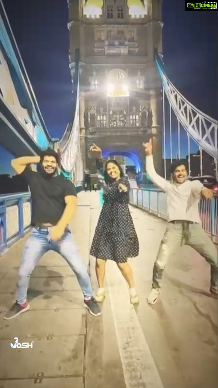 Akshaya Deodhar Instagram - Fun with boys!🥳 @hardeek_joshi @nitish__chavan . . . Follow me on @josh.marathi @officialjoshapp for more exclusive videos. . . #AkshayaDeodhar #Josh #joshappofficial #JoshApp #JoshMarathi