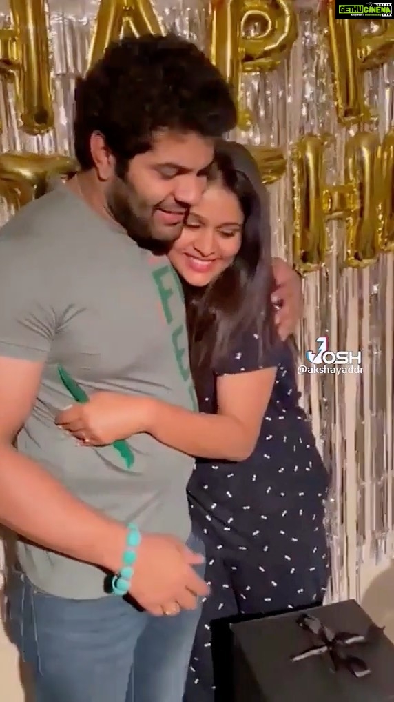 Akshaya Deodhar Instagram - With my ❤️ @hardeek_joshi #BirthdaySpecial #MidnightSurprise . . . Follow me on @josh.marathi @officialjoshapp for more exclusive videos. . . #AkshayaDeodhar #Josh #RealHai #joshappofficial #JoshApp #JoshMarathi