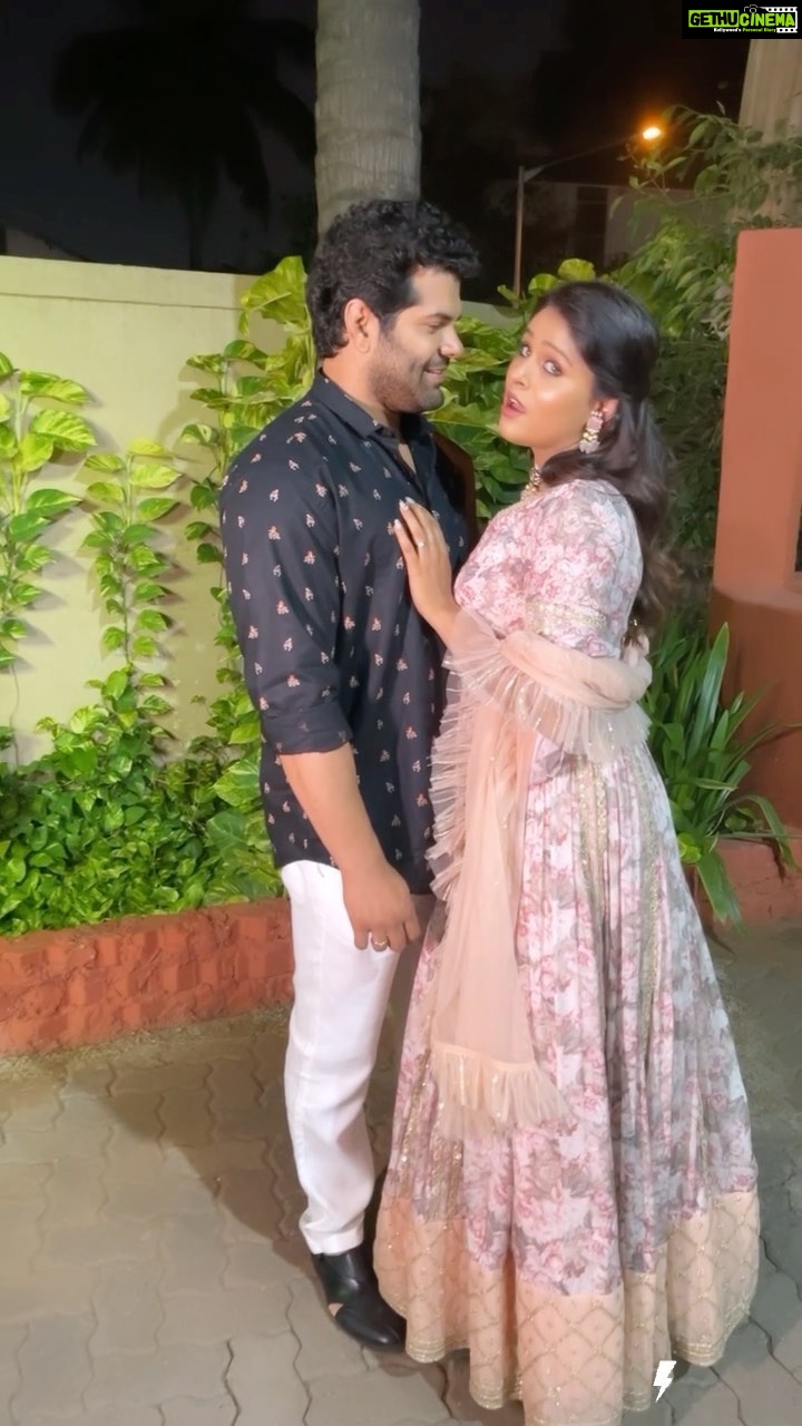 Akshaya Deodhar Instagram - Tera buzzzzzzz 💕 Styled by @devika_manjrekar🌻 Picture credits @prajakta_koshe_photography @siddhesh.goythale Akshaya’s dress by @asmiabha Akshaya’s jwellery by @pias_pitara #अहा #youandme #couplegoals #couple #reels #reelsinstagram #real #foreverlove #forever #love #lovestory #endless #endlesslove #couples Follow me on @josh.marathi @officialjoshapp for more exclusive videos. . . #AkshayaDeodhar #RealHai #Josh #joshappofficial #JoshApp #JoshMarathi