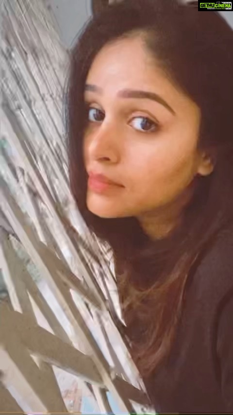 Akshaya Deodhar Instagram - Mere kaun ho??? @rucha.apte @muktalele . . . Follow me on @josh.marathi @officialjoshapp for more exclusive videos. . . #AkshayaDeodhar #Josh #joshappofficial #JoshApp #JoshMarathi