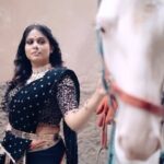 Akshaya Deodhar Instagram - 🌼अक्षया🌼 खऱ्या अर्थाने जेव्हा निसर्गाला सुध्दा नव चैतन्य प्राप्त होते, तो खरा हा सण. निसर्ग आणि प्राणी यांचे मनुष्य जिवनात असणारे अनन्यसाधारण महत्व साजरा करणारी आपली हि परंपरा, झाडाला जशी नविन पालवी फुटावी तसाच बोध घेउन चैत्र पाडव्यापासून नविन वर्षाची सुरूवात आपण करतो. साडे तिन मुहुर्तापैकी एका मुहुर्ताचे महत्व देतो. नकारात्मकता बाजुला सारुन सकारात्मकतेने त्यावर विजय मिळवावा हि शिकवण घेतो. शौर्य, पराक्रम, वात्सल्य, भुत-दया आणि अक्षय असलेल्या आपल्या मराठी संस्कृतीचा अनोखा संगम, पवित्र अशा गुढी पाडवा सणाला आपण साजरा करुया अक्षया संगे... In frame : @akshayaddr Jewellery : @Tantu_wirehandmadeartistry Bhavanibai Nath and Tara-Rani Earcuffs Necklace : @pias_pitara Muah : @swatighodke_mua_official Outfit: @jahaanshalaka Photography: @zingaderanjan @weddingkraft Follow me on @josh.marathi @officialjoshapp for more exclusive videos. #Josh #joshappofficial #JoshApp #JoshMarathi #instagood #actorslife #horse #animallove #black #wirejewellery #Nath #maharashra #padwa #marathi #marathiactress #instadaily #instagram #akshayaddr