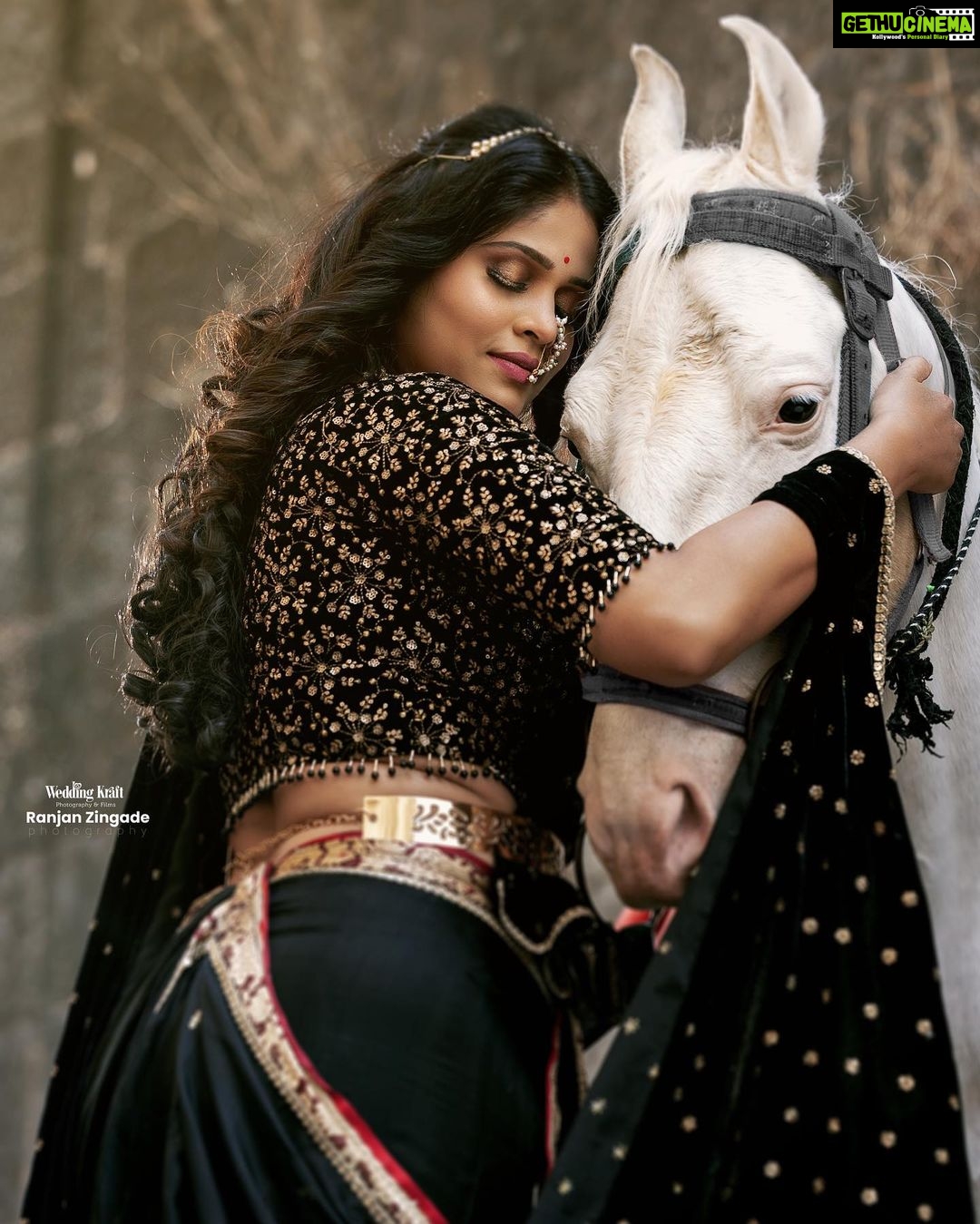Akshaya Deodhar Instagram - ЁЯМ╝рдЕрдХреНрд╖рдпрд╛ЁЯМ╝ рдЦрд▒реНрдпрд╛ рдЕрд░реНрдерд╛рдиреЗ рдЬреЗрд╡реНрд╣рд╛ рдирд┐рд╕рд░реНрдЧрд╛рд▓рд╛ рд╕реБрдзреНрджрд╛ рдирд╡ рдЪреИрддрдиреНрдп рдкреНрд░рд╛рдкреНрдд рд╣реЛрддреЗ, рддреЛ рдЦрд░рд╛ рд╣рд╛ рд╕рдг. рдирд┐рд╕рд░реНрдЧ рдЖрдгрд┐ рдкреНрд░рд╛рдгреА рдпрд╛рдВрдЪреЗ рдордиреБрд╖реНрдп рдЬрд┐рд╡рдирд╛рдд рдЕрд╕рдгрд╛рд░реЗ рдЕрдирдиреНрдпрд╕рд╛рдзрд╛рд░рдг рдорд╣рддреНрд╡ рд╕рд╛рдЬрд░рд╛ рдХрд░рдгрд╛рд░реА рдЖрдкрд▓реА рд╣рд┐ рдкрд░рдВрдкрд░рд╛, рдЭрд╛рдбрд╛рд▓рд╛ рдЬрд╢реА рдирд╡рд┐рди рдкрд╛рд▓рд╡реА рдлреБрдЯрд╛рд╡реА рддрд╕рд╛рдЪ рдмреЛрдз рдШреЗрдЙрди рдЪреИрддреНрд░ рдкрд╛рдбрд╡реНрдпрд╛рдкрд╛рд╕реВрди рдирд╡рд┐рди рд╡рд░реНрд╖рд╛рдЪреА рд╕реБрд░реВрд╡рд╛рдд рдЖрдкрдг рдХрд░рддреЛ. рд╕рд╛рдбреЗ рддрд┐рди рдореБрд╣реБрд░реНрддрд╛рдкреИрдХреА рдПрдХрд╛ рдореБрд╣реБрд░реНрддрд╛рдЪреЗ рдорд╣рддреНрд╡ рджреЗрддреЛ. рдирдХрд╛рд░рд╛рддреНрдордХрддрд╛ рдмрд╛рдЬреБрд▓рд╛ рд╕рд╛рд░реБрди рд╕рдХрд╛рд░рд╛рддреНрдордХрддреЗрдиреЗ рддреНрдпрд╛рд╡рд░ рд╡рд┐рдЬрдп рдорд┐рд│рд╡рд╛рд╡рд╛ рд╣рд┐ рд╢рд┐рдХрд╡рдг рдШреЗрддреЛ. рд╢реМрд░реНрдп, рдкрд░рд╛рдХреНрд░рдо, рд╡рд╛рддреНрд╕рд▓реНрдп, рднреБрдд-рджрдпрд╛ рдЖрдгрд┐ рдЕрдХреНрд╖рдп рдЕрд╕рд▓реЗрд▓реНрдпрд╛ рдЖрдкрд▓реНрдпрд╛ рдорд░рд╛рдареА рд╕рдВрд╕реНрдХреГрддреАрдЪрд╛ рдЕрдиреЛрдЦрд╛ рд╕рдВрдЧрдо, рдкрд╡рд┐рддреНрд░ рдЕрд╢рд╛ рдЧреБрдвреА рдкрд╛рдбрд╡рд╛ рд╕рдгрд╛рд▓рд╛ рдЖрдкрдг рд╕рд╛рдЬрд░рд╛ рдХрд░реБрдпрд╛ рдЕрдХреНрд╖рдпрд╛ рд╕рдВрдЧреЗ... In frame : @akshayaddr Jewellery : @tantuh_wirehandmadeartistry Bhavanibai Nath and Tara-Rani Earcuffs Necklace : @pias_pitara Muah : @swatighodke_mua_official Outfit: @jahaanshalaka Photography: @zingaderanjan @weddingkraft #instagood #actorslife #horse #animallove #black #wirejewellery #Nath #maharashra #padwa #marathi #marathiactress #planetmarathi #instadaily #instagram #akshayaddr #swatighodke_mua #tantuh #jahan_shalaka Pune, Maharashtra