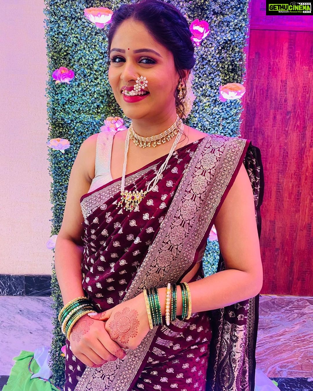 Akshaya Deodhar Instagram - In love with this beautiful silver zari shalu ! ❤️ Shalu by - taichya sasubai😅 And this beautiful nath by @tantuh_wirehandmadeartistry Hair- @swatighodke_mua_official #maitrinichalagna Pune, Maharashtra