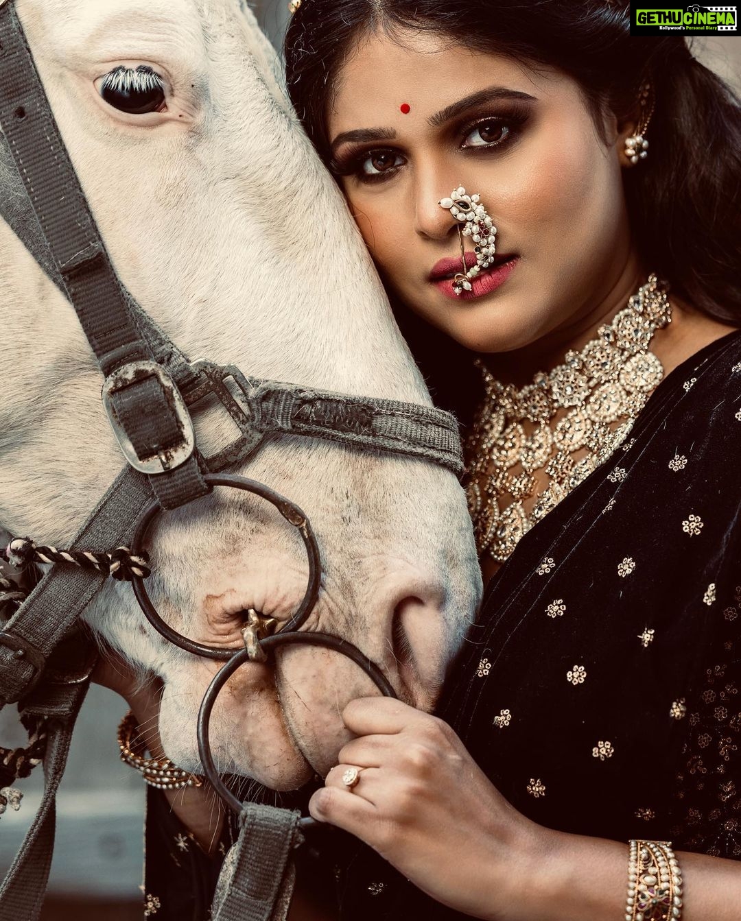 Akshaya Deodhar Instagram - ЁЯМ╝рдЕрдХреНрд╖рдпрд╛ЁЯМ╝ рдЦрд▒реНрдпрд╛ рдЕрд░реНрдерд╛рдиреЗ рдЬреЗрд╡реНрд╣рд╛ рдирд┐рд╕рд░реНрдЧрд╛рд▓рд╛ рд╕реБрдзреНрджрд╛ рдирд╡ рдЪреИрддрдиреНрдп рдкреНрд░рд╛рдкреНрдд рд╣реЛрддреЗ, рддреЛ рдЦрд░рд╛ рд╣рд╛ рд╕рдг. рдирд┐рд╕рд░реНрдЧ рдЖрдгрд┐ рдкреНрд░рд╛рдгреА рдпрд╛рдВрдЪреЗ рдордиреБрд╖реНрдп рдЬрд┐рд╡рдирд╛рдд рдЕрд╕рдгрд╛рд░реЗ рдЕрдирдиреНрдпрд╕рд╛рдзрд╛рд░рдг рдорд╣рддреНрд╡ рд╕рд╛рдЬрд░рд╛ рдХрд░рдгрд╛рд░реА рдЖрдкрд▓реА рд╣рд┐ рдкрд░рдВрдкрд░рд╛, рдЭрд╛рдбрд╛рд▓рд╛ рдЬрд╢реА рдирд╡рд┐рди рдкрд╛рд▓рд╡реА рдлреБрдЯрд╛рд╡реА рддрд╕рд╛рдЪ рдмреЛрдз рдШреЗрдЙрди рдЪреИрддреНрд░ рдкрд╛рдбрд╡реНрдпрд╛рдкрд╛рд╕реВрди рдирд╡рд┐рди рд╡рд░реНрд╖рд╛рдЪреА рд╕реБрд░реВрд╡рд╛рдд рдЖрдкрдг рдХрд░рддреЛ. рд╕рд╛рдбреЗ рддрд┐рди рдореБрд╣реБрд░реНрддрд╛рдкреИрдХреА рдПрдХрд╛ рдореБрд╣реБрд░реНрддрд╛рдЪреЗ рдорд╣рддреНрд╡ рджреЗрддреЛ. рдирдХрд╛рд░рд╛рддреНрдордХрддрд╛ рдмрд╛рдЬреБрд▓рд╛ рд╕рд╛рд░реБрди рд╕рдХрд╛рд░рд╛рддреНрдордХрддреЗрдиреЗ рддреНрдпрд╛рд╡рд░ рд╡рд┐рдЬрдп рдорд┐рд│рд╡рд╛рд╡рд╛ рд╣рд┐ рд╢рд┐рдХрд╡рдг рдШреЗрддреЛ. рд╢реМрд░реНрдп, рдкрд░рд╛рдХреНрд░рдо, рд╡рд╛рддреНрд╕рд▓реНрдп, рднреБрдд-рджрдпрд╛ рдЖрдгрд┐ рдЕрдХреНрд╖рдп рдЕрд╕рд▓реЗрд▓реНрдпрд╛ рдЖрдкрд▓реНрдпрд╛ рдорд░рд╛рдареА рд╕рдВрд╕реНрдХреГрддреАрдЪрд╛ рдЕрдиреЛрдЦрд╛ рд╕рдВрдЧрдо, рдкрд╡рд┐рддреНрд░ рдЕрд╢рд╛ рдЧреБрдвреА рдкрд╛рдбрд╡рд╛ рд╕рдгрд╛рд▓рд╛ рдЖрдкрдг рд╕рд╛рдЬрд░рд╛ рдХрд░реБрдпрд╛ рдЕрдХреНрд╖рдпрд╛ рд╕рдВрдЧреЗ... In frame : @akshayaddr Jewellery : @tantuh_wirehandmadeartistry Bhavanibai Nath and Tara-Rani Earcuffs Necklace : @pias_pitara Muah : @swatighodke_mua_official Outfit: @jahaanshalaka Photography: @zingaderanjan @weddingkraft #instagood #actorslife #horse #animallove #black #wirejewellery #Nath #maharashra #padwa #marathi #marathiactress #planetmarathi #instadaily #instagram #akshayaddr #swatighodke_mua #tantuh #jahan_shalaka Pune, Maharashtra