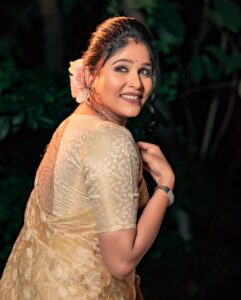 Akshaya Deodhar Instagram - सर सुखाची...!💛🤍
.
Makeup @visagemakeover
Hair @balikatandale.makeupartist
Saree by @karigaree_handmade 
Blouse by @outlookfashionhouse 
Jewellery by @chandrakalm_jewellery 
Photography @rvphotography78
Socials & PR by @wechitramedia @n.i.d.s_ 
.
#AkshayaDeodhar #AHA #Blessed