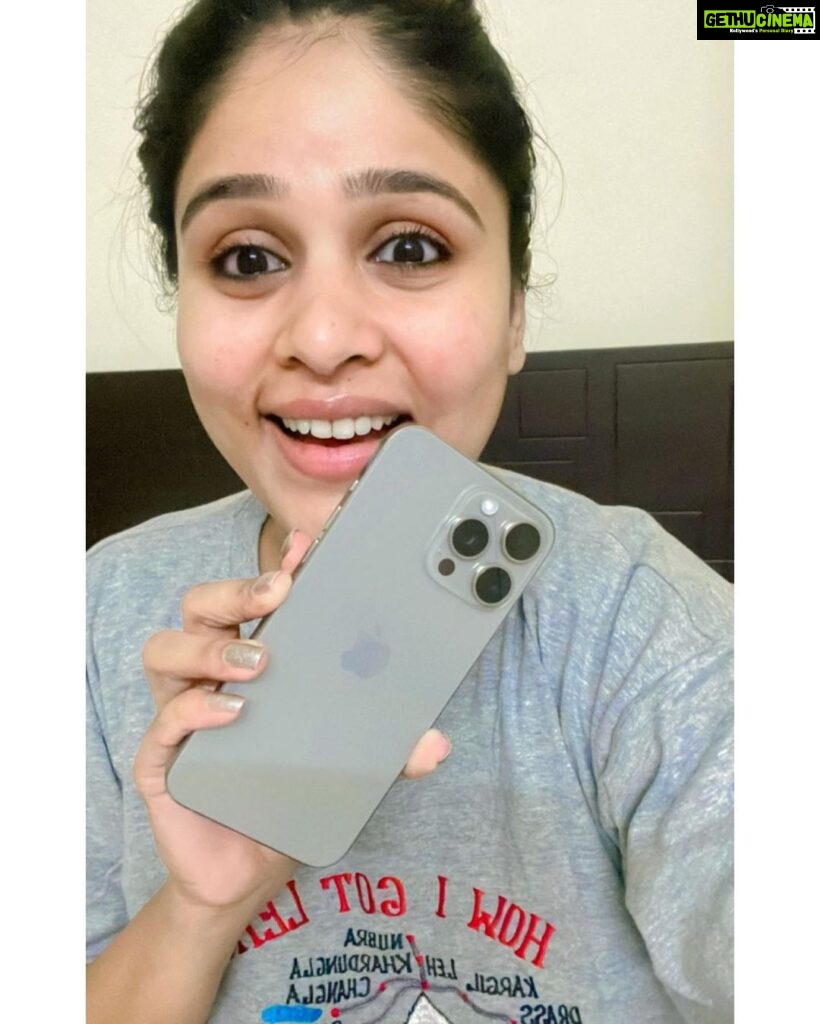 Akshaya Deodhar Instagram - Wokeup next to Iphone 15 Pro Max 🥰 Thank youuuuu @hardeek_joshi ❤️ @apple . PS- Natural Titanium 1 TB (Only iPhone lovers will know!)😍 . . #AkshayaDeodhar #HardeekJoshi #AHA #iPhone15ProMax #Apple
