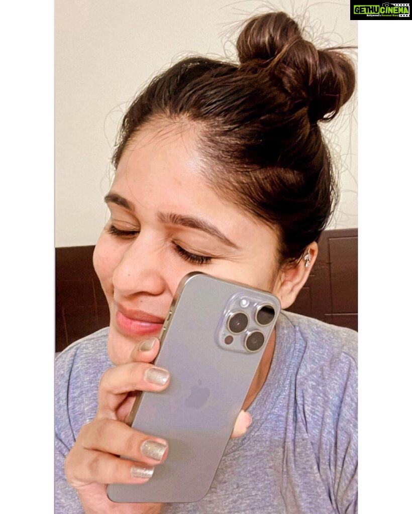 Akshaya Deodhar Instagram - Wokeup next to Iphone 15 Pro Max 🥰 Thank youuuuu @hardeek_joshi ❤️ @apple . PS- Natural Titanium 1 TB (Only iPhone lovers will know!)😍 . . #AkshayaDeodhar #HardeekJoshi #AHA #iPhone15ProMax #Apple