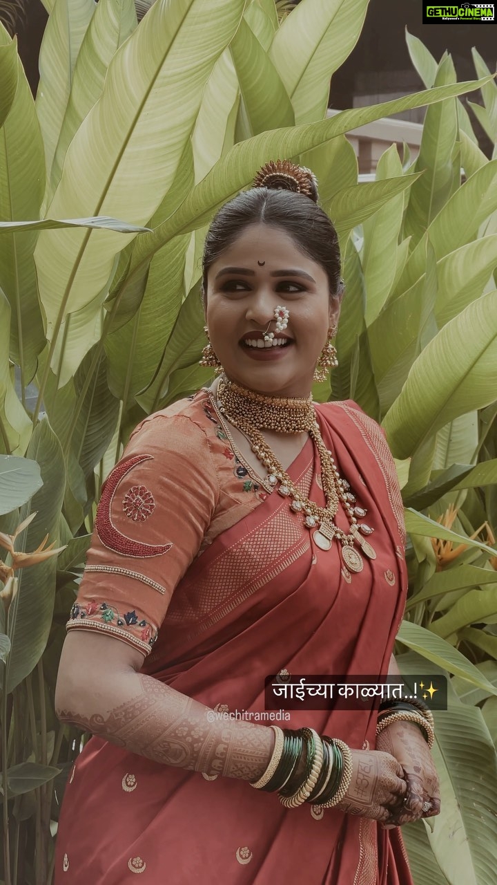 Akshaya Deodhar Instagram - मन तळ्यात… मळ्यात… जाईच्या काळ्यात…❤️✨ . Video by @n.i.d.s_ @wechitramedia Saree: @saudamini_handloom Saree draping: @anaghakumbhr Blouse: @nishfash_design_studio Jutti: @chaljutti.official @amru_tak Hair: @komalpashankar_makeupartist Makeup: @madhurikhese_makeupartist Jewellery: @ssnagarkarjewellers_official @prasad.nagarkar Wedding decor & management: @a3eventsandmedia Wedding planner: @bhagatamol Location: @siddhigardensandbanquets Managed by @wechitramedia @n.i.d.s_ . . #AkshayaHardeek #AkshayaDeodhar #HardeekJoshi #AHa #trendingreels