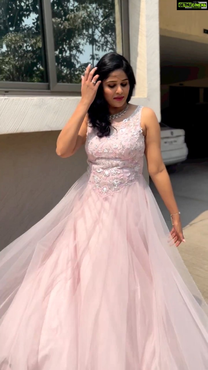Akshaya Deodhar Instagram - Pretty woman walking down the street.❤️ In frame - @akshayaddr Styling - @style_by_apurva Make up and hair - @vinodsarodemakeupartist Outfit - @urbandulhaniya #akshayadeodhar #reelsinstagram #monday #pink #mood #instagram #photography #makeupartist #beauty #fashionmodel #marathi #actress #style #fashion #fashionstyle #fashiongram #instagramers #styleblogger #stylediary