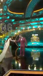 Akshaya Udayakumar Instagram - With all the dreams to fulfill finally on the stage of Bigboss with the legend @ikamalhaasan ❤️ 

#kamalhaasan #bigbosstamil #bbt #bbtamilseason7 @vijaytelevision