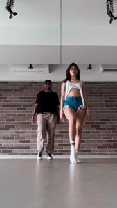 Alaya F Instagram - Listened to Dil Ko Hazar Bar and decided I had to dance to it atleast ek bar 🤷🏻‍♀️🙄 Choreographed by and in frame : @yasshkadamm 🖤