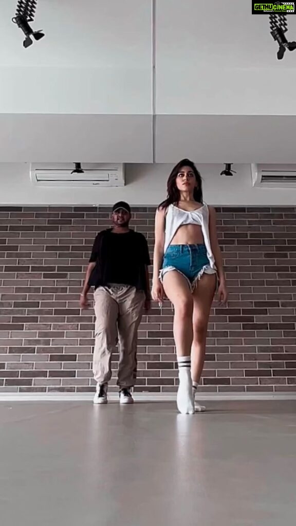 Alaya F Instagram - Listened to Dil Ko Hazar Bar and decided I had to dance to it atleast ek bar 🤷🏻‍♀️🙄 Choreographed by and in frame : @yasshkadamm 🖤