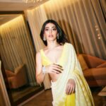 Alaya F Instagram - Diwali season begins 💛✨ Wearing @manishmalhotraworld Photos by @pixel.exposures Styled by @sheefajgilani Make up by @reshmaamerchant Hair by @hairstylist_madhav2.0 jewels: @notandas_jewellers assistant: @jhanvikhatwani_ intern: @eshawadhwa30