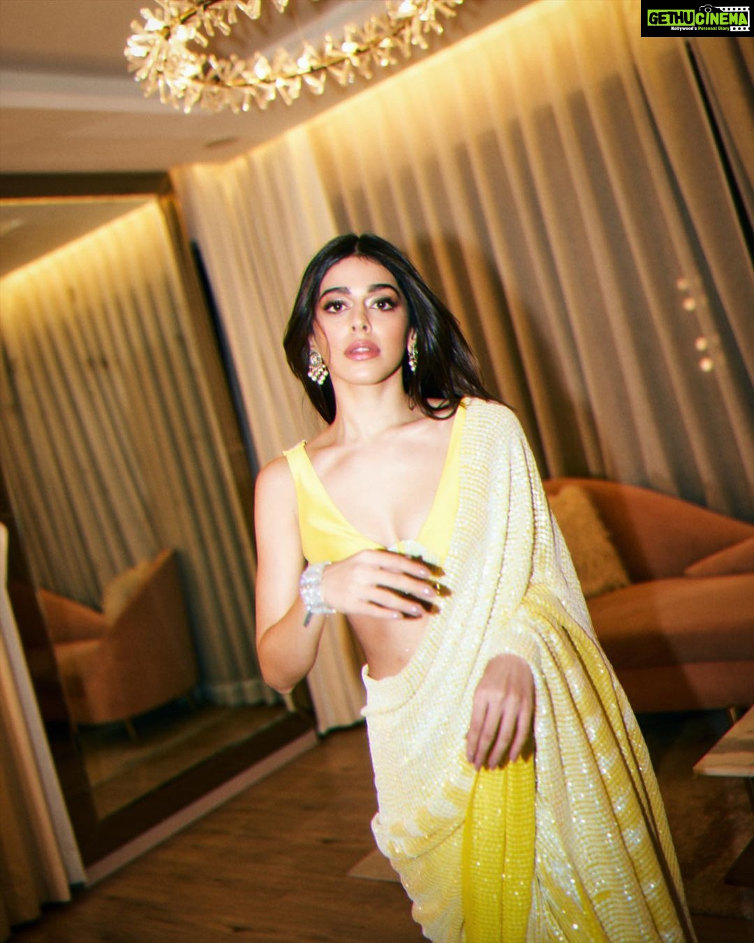 Alaya F Instagram - Diwali season begins πβ¨ Wearing @manishmalhotraworld Photos by @pixel.exposures Styled by @sheefajgilani Make up by @reshmaamerchant Hair by @hairstylist_madhav2.0 jewels: @notandas_jewellers assistant: @jhanvikhatwani_ intern: @eshawadhwa30