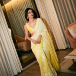 Alaya F Instagram - Diwali season begins 💛✨ Wearing @manishmalhotraworld Photos by @pixel.exposures Styled by @sheefajgilani Make up by @reshmaamerchant Hair by @hairstylist_madhav2.0 jewels: @notandas_jewellers assistant: @jhanvikhatwani_ intern: @eshawadhwa30