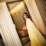 Alaya F Instagram - Diwali season begins 💛✨ Wearing @manishmalhotraworld Photos by @pixel.exposures Styled by @sheefajgilani Make up by @reshmaamerchant Hair by @hairstylist_madhav2.0 jewels: @notandas_jewellers assistant: @jhanvikhatwani_ intern: @eshawadhwa30