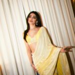 Alaya F Instagram - Diwali season begins 💛✨ Wearing @manishmalhotraworld Photos by @pixel.exposures Styled by @sheefajgilani Make up by @reshmaamerchant Hair by @hairstylist_madhav2.0 jewels: @notandas_jewellers assistant: @jhanvikhatwani_ intern: @eshawadhwa30