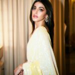 Alaya F Instagram - Diwali season begins 💛✨ Wearing @manishmalhotraworld Photos by @pixel.exposures Styled by @sheefajgilani Make up by @reshmaamerchant Hair by @hairstylist_madhav2.0 jewels: @notandas_jewellers assistant: @jhanvikhatwani_ intern: @eshawadhwa30