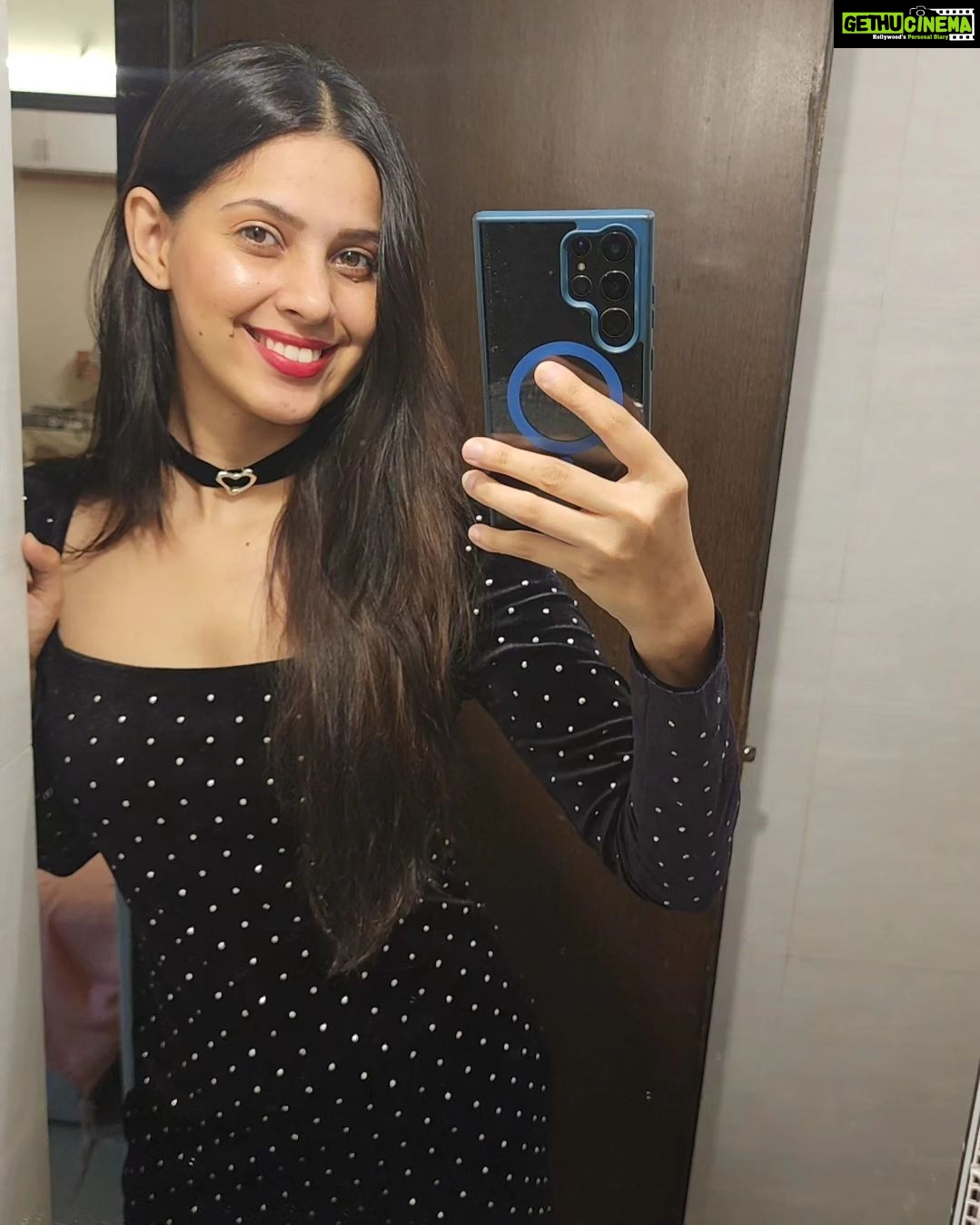 Alice Kaushik Instagram - Off to see Taylorrrrrrrrrrr Swiftttttttttt ππ«Άπ» #mandatorybathroommirrorselfie #Byeeee