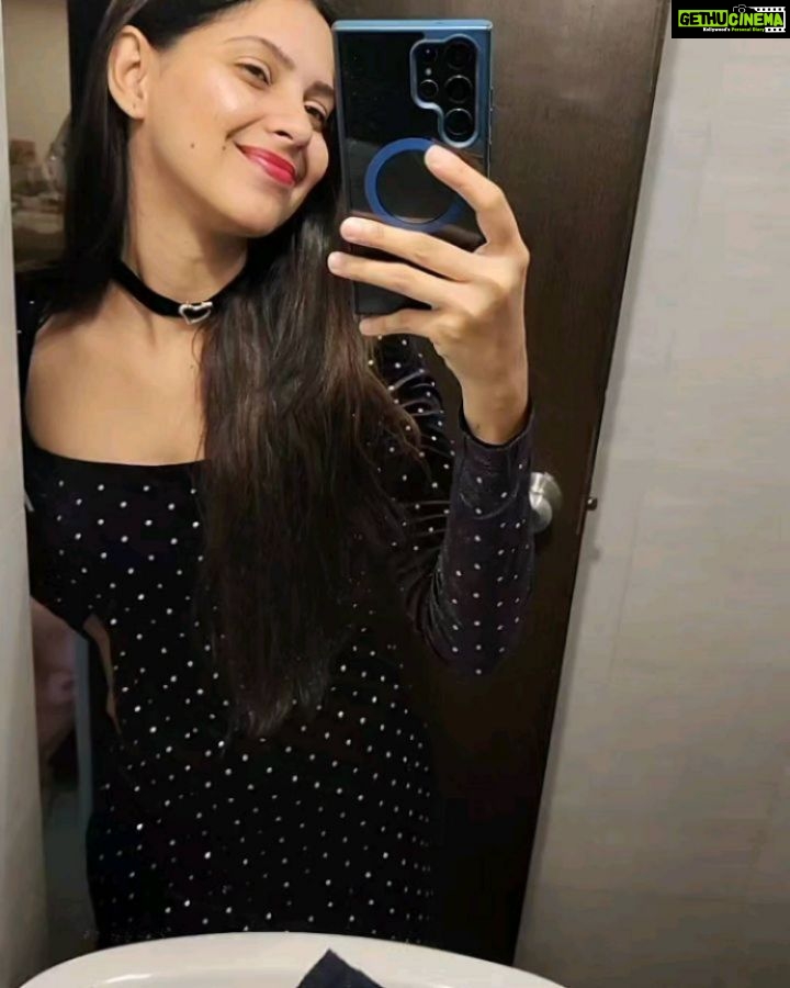 Alice Kaushik Instagram - Off to see Taylorrrrrrrrrrr Swiftttttttttt ππ«Άπ» #mandatorybathroommirrorselfie #Byeeee