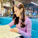 Alisha Prajapati Instagram – Pov : It’s a date night and he says , “Why do you always have to go through the menu if you’re going to order your usual.I mean i know you’re gonna have your sada dosa”. :p 🍽️♨️ 

ps when he knows you so well <3 

Also look at my freshly colored hair standing out. 😍 Thank you for having my back. @simran.tekchandanii @the.spotlight.salon ♥️ Times Square