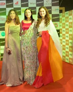 Alisha Prajapati Instagram - THE ONE FROM THE PREMIERE DAY OF @dhuandhaar_film 17-09-2021 ✨ 

An year to this film.🤍✨ 
Those who couldn’t watch it before can now watch in on @shemarooguj and share your valuable feedback. Congratulations @rehan.chaudhary_ To many more ahead. ✨🍀

Sharing few pictures with the loveliest people of my life who always makes sure to be there on my special day. Cannot ask for more. Grateful and Blessed. ♥️ 

Makeup by @ar_makeupofficial 🤍
Styled by @idivyeshtalaviya @styledbydivyesh ✨
Wearing @sewsutra 🌸