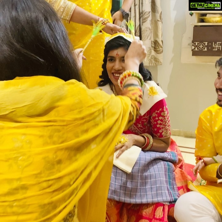 Alisha Prajapati Instagram - All things yellow, pink and happy. π«Άπ» My Haldi bride @meghakarnani π