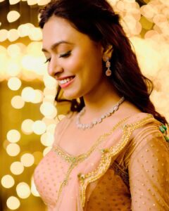 Alisha Prajapati Instagram - When your best friend is the bride, it has to be special ♥️ 
13.12.2022 | Megha & Romil’s Sangeet Night ✨

🧷 Look Deets 
Lehenga @jiviva_ 
Jewellery @mansi.jewels 
MUAH @ar_makeupofficial
Nails by @daisynailstudio 
Shot by @karanghodapictures