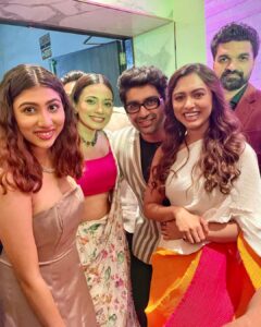 Alisha Prajapati Instagram - THE ONE FROM THE PREMIERE DAY OF @dhuandhaar_film 17-09-2021 ✨ 

An year to this film.🤍✨ 
Those who couldn’t watch it before can now watch in on @shemarooguj and share your valuable feedback. Congratulations @rehan.chaudhary_ To many more ahead. ✨🍀

Sharing few pictures with the loveliest people of my life who always makes sure to be there on my special day. Cannot ask for more. Grateful and Blessed. ♥️ 

Makeup by @ar_makeupofficial 🤍
Styled by @idivyeshtalaviya @styledbydivyesh ✨
Wearing @sewsutra 🌸