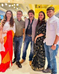 Alisha Prajapati Instagram - THE ONE FROM THE PREMIERE DAY OF @dhuandhaar_film 17-09-2021 ✨ 

An year to this film.🤍✨ 
Those who couldn’t watch it before can now watch in on @shemarooguj and share your valuable feedback. Congratulations @rehan.chaudhary_ To many more ahead. ✨🍀

Sharing few pictures with the loveliest people of my life who always makes sure to be there on my special day. Cannot ask for more. Grateful and Blessed. ♥️ 

Makeup by @ar_makeupofficial 🤍
Styled by @idivyeshtalaviya @styledbydivyesh ✨
Wearing @sewsutra 🌸