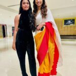 Alisha Prajapati Instagram - THE ONE FROM THE PREMIERE DAY OF @dhuandhaar_film 17-09-2021 ✨ An year to this film.🤍✨ Those who couldn’t watch it before can now watch in on @shemarooguj and share your valuable feedback. Congratulations @rehan.chaudhary_ To many more ahead. ✨🍀 Sharing few pictures with the loveliest people of my life who always makes sure to be there on my special day. Cannot ask for more. Grateful and Blessed. ♥️ Makeup by @ar_makeupofficial 🤍 Styled by @idivyeshtalaviya @styledbydivyesh ✨ Wearing @sewsutra 🌸