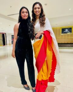 Alisha Prajapati Instagram - THE ONE FROM THE PREMIERE DAY OF @dhuandhaar_film 17-09-2021 ✨ 

An year to this film.🤍✨ 
Those who couldn’t watch it before can now watch in on @shemarooguj and share your valuable feedback. Congratulations @rehan.chaudhary_ To many more ahead. ✨🍀

Sharing few pictures with the loveliest people of my life who always makes sure to be there on my special day. Cannot ask for more. Grateful and Blessed. ♥️ 

Makeup by @ar_makeupofficial 🤍
Styled by @idivyeshtalaviya @styledbydivyesh ✨
Wearing @sewsutra 🌸