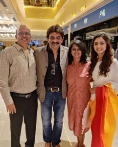 Alisha Prajapati Instagram - THE ONE FROM THE PREMIERE DAY OF @dhuandhaar_film 17-09-2021 ✨ 

An year to this film.🤍✨ 
Those who couldn’t watch it before can now watch in on @shemarooguj and share your valuable feedback. Congratulations @rehan.chaudhary_ To many more ahead. ✨🍀

Sharing few pictures with the loveliest people of my life who always makes sure to be there on my special day. Cannot ask for more. Grateful and Blessed. ♥️ 

Makeup by @ar_makeupofficial 🤍
Styled by @idivyeshtalaviya @styledbydivyesh ✨
Wearing @sewsutra 🌸