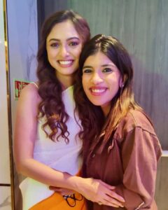 Alisha Prajapati Instagram - THE ONE FROM THE PREMIERE DAY OF @dhuandhaar_film 17-09-2021 ✨ 

An year to this film.🤍✨ 
Those who couldn’t watch it before can now watch in on @shemarooguj and share your valuable feedback. Congratulations @rehan.chaudhary_ To many more ahead. ✨🍀

Sharing few pictures with the loveliest people of my life who always makes sure to be there on my special day. Cannot ask for more. Grateful and Blessed. ♥️ 

Makeup by @ar_makeupofficial 🤍
Styled by @idivyeshtalaviya @styledbydivyesh ✨
Wearing @sewsutra 🌸