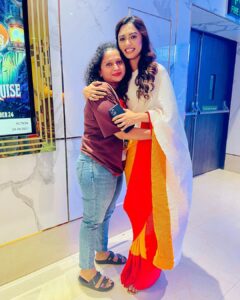 Alisha Prajapati Instagram - THE ONE FROM THE PREMIERE DAY OF @dhuandhaar_film 17-09-2021 ✨ 

An year to this film.🤍✨ 
Those who couldn’t watch it before can now watch in on @shemarooguj and share your valuable feedback. Congratulations @rehan.chaudhary_ To many more ahead. ✨🍀

Sharing few pictures with the loveliest people of my life who always makes sure to be there on my special day. Cannot ask for more. Grateful and Blessed. ♥️ 

Makeup by @ar_makeupofficial 🤍
Styled by @idivyeshtalaviya @styledbydivyesh ✨
Wearing @sewsutra 🌸