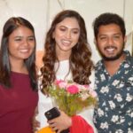 Alisha Prajapati Instagram – THE ONE FROM THE PREMIERE DAY OF @dhuandhaar_film 17-09-2021 ✨ 

An year to this film.🤍✨ 
Those who couldn’t watch it before can now watch in on @shemarooguj and share your valuable feedback. Congratulations @rehan.chaudhary_ To many more ahead. ✨🍀

Sharing few pictures with the loveliest people of my life who always makes sure to be there on my special day. Cannot ask for more. Grateful and Blessed. ♥️ 

Makeup by @ar_makeupofficial 🤍
Styled by @idivyeshtalaviya @styledbydivyesh ✨
Wearing @sewsutra 🌸