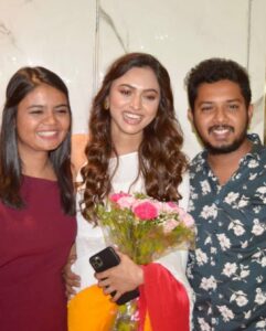 Alisha Prajapati Instagram - THE ONE FROM THE PREMIERE DAY OF @dhuandhaar_film 17-09-2021 ✨ 

An year to this film.🤍✨ 
Those who couldn’t watch it before can now watch in on @shemarooguj and share your valuable feedback. Congratulations @rehan.chaudhary_ To many more ahead. ✨🍀

Sharing few pictures with the loveliest people of my life who always makes sure to be there on my special day. Cannot ask for more. Grateful and Blessed. ♥️ 

Makeup by @ar_makeupofficial 🤍
Styled by @idivyeshtalaviya @styledbydivyesh ✨
Wearing @sewsutra 🌸