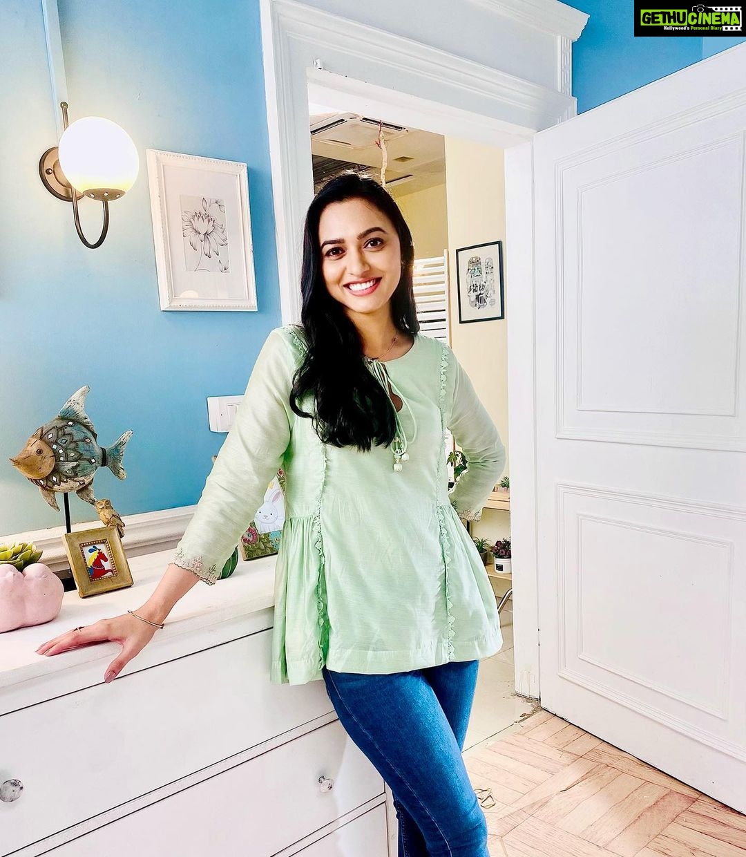 Alisha Prajapati Instagram - As a kid i use to wonder how come these tv characters always have good looking young parents, and obviously now i know the irony being a part of this clan πβ¨ #cutesets #tvc #alishaprajapati #rakshabandhanspecial Mumbai, Maharashtra