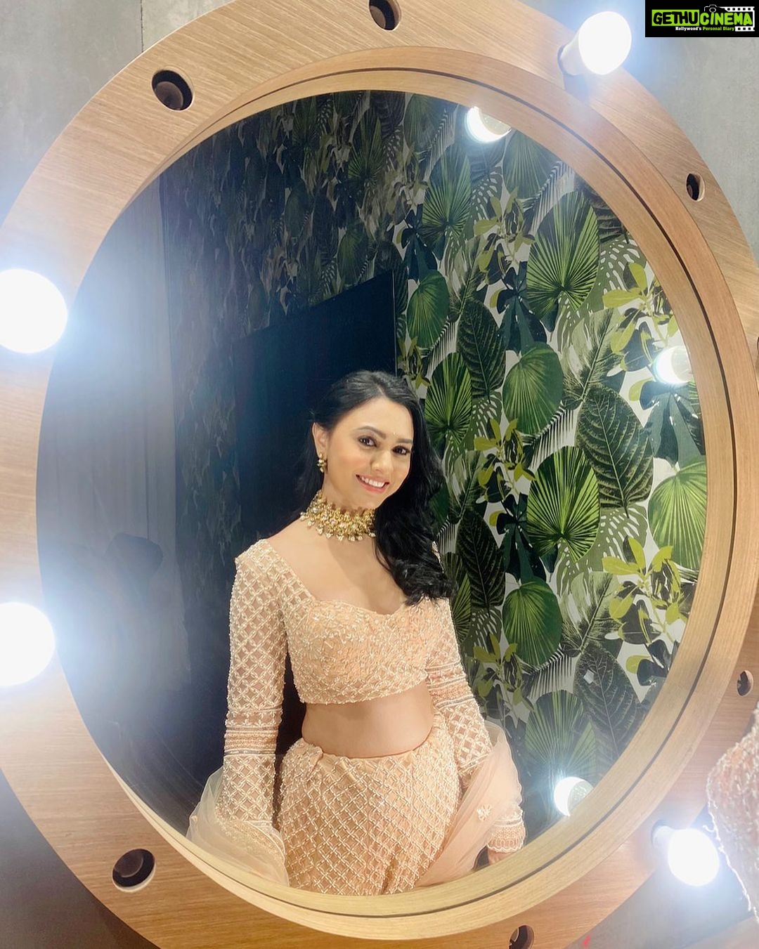 Alisha Prajapati Instagram - This time my green room was actually green ;) #ad #greenroom #actorslife Mumbai, Maharashtra