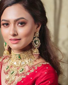 Alisha Prajapati Instagram - If you had to tell me something via song, which one would it be? I am waiting for your precious comments. ✨🌸🤍

Shot for @zinzuwadiajewellersofficial